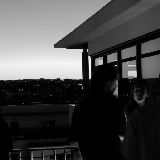 000_vie_d_agence_fete2_anonymisee_nb.jpg